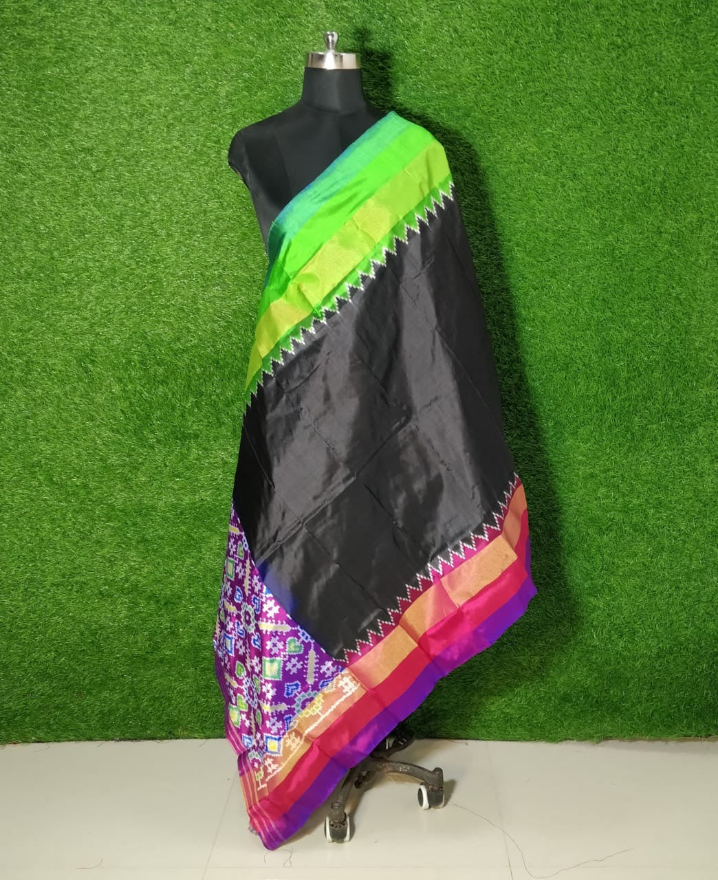 Ikkat dupatta